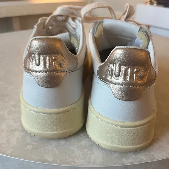 Autry - Picture 1 of 6